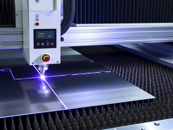 從理論到產線：紫外飛秒激光切割機如何賦能PET膜材制造的全場景升級